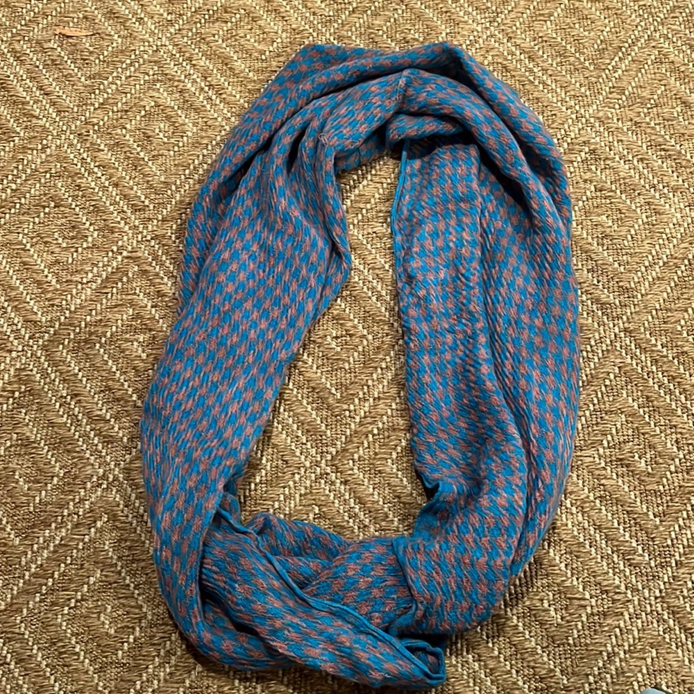 Blue and tan infinity houndstooth scarf. So soft